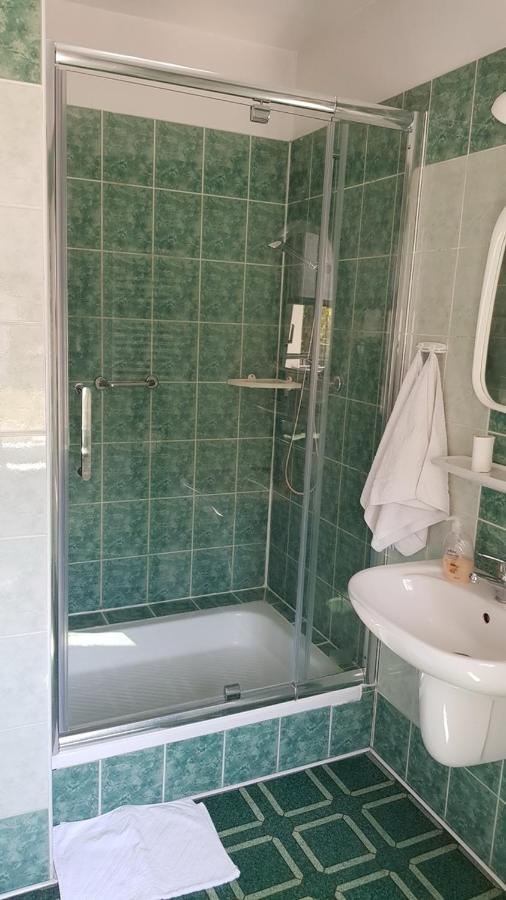 Hotel Alicja Лодзь Экстерьер фото