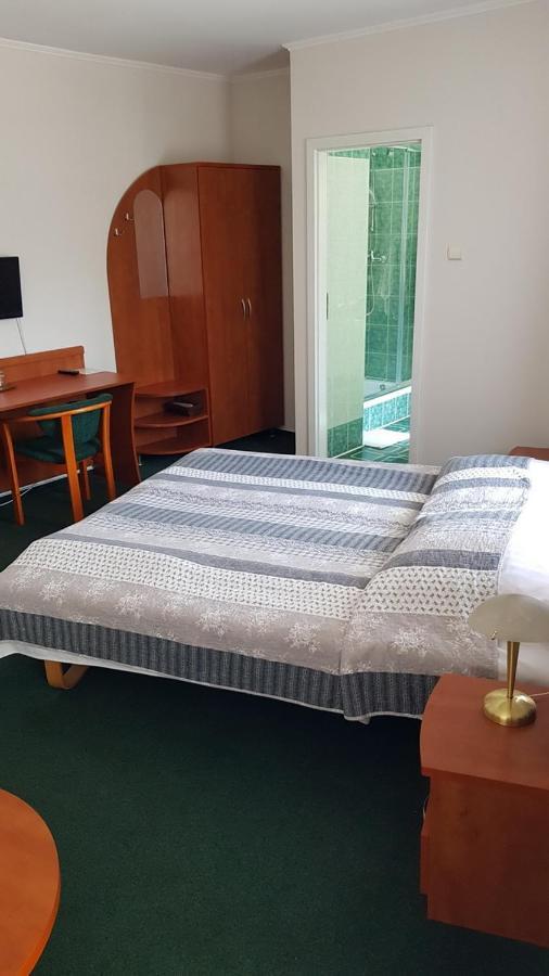 Hotel Alicja Лодзь Экстерьер фото