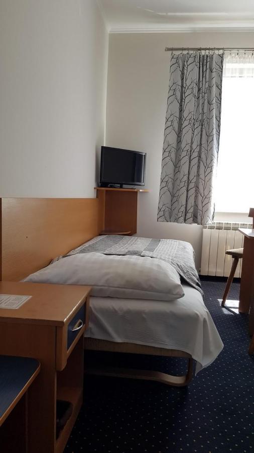 Hotel Alicja Лодзь Экстерьер фото