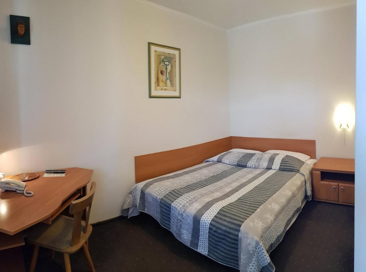 Hotel Alicja Лодзь Экстерьер фото